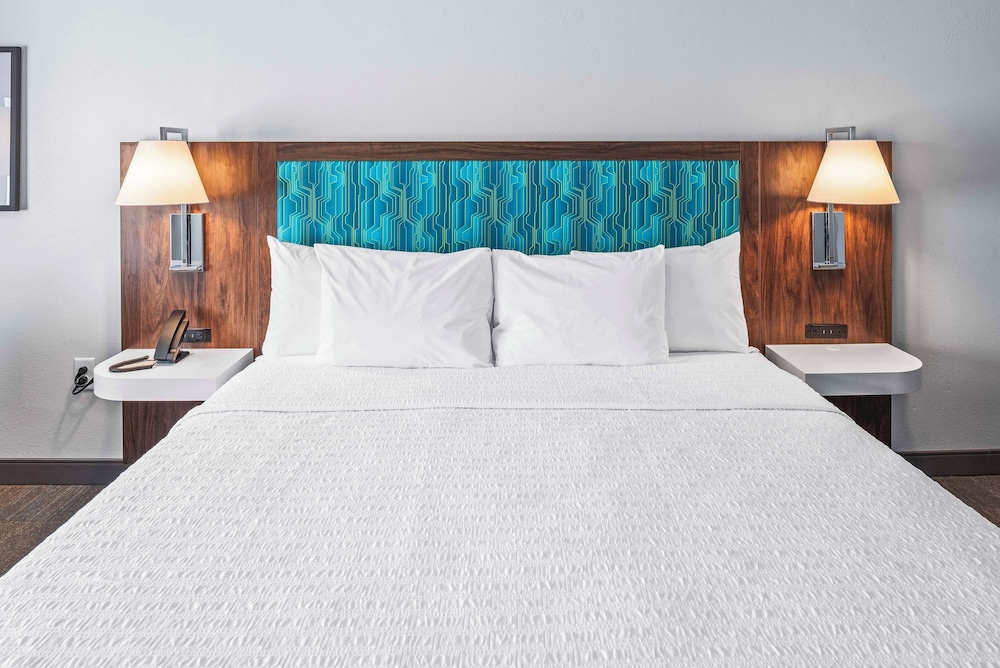 Hampton Inn Columbus North - photo 9