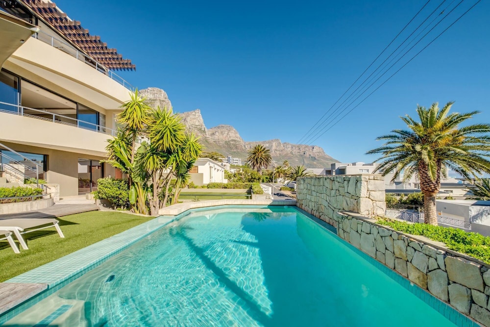 Multi level Family Villa w Private Pool Views Lions Crest