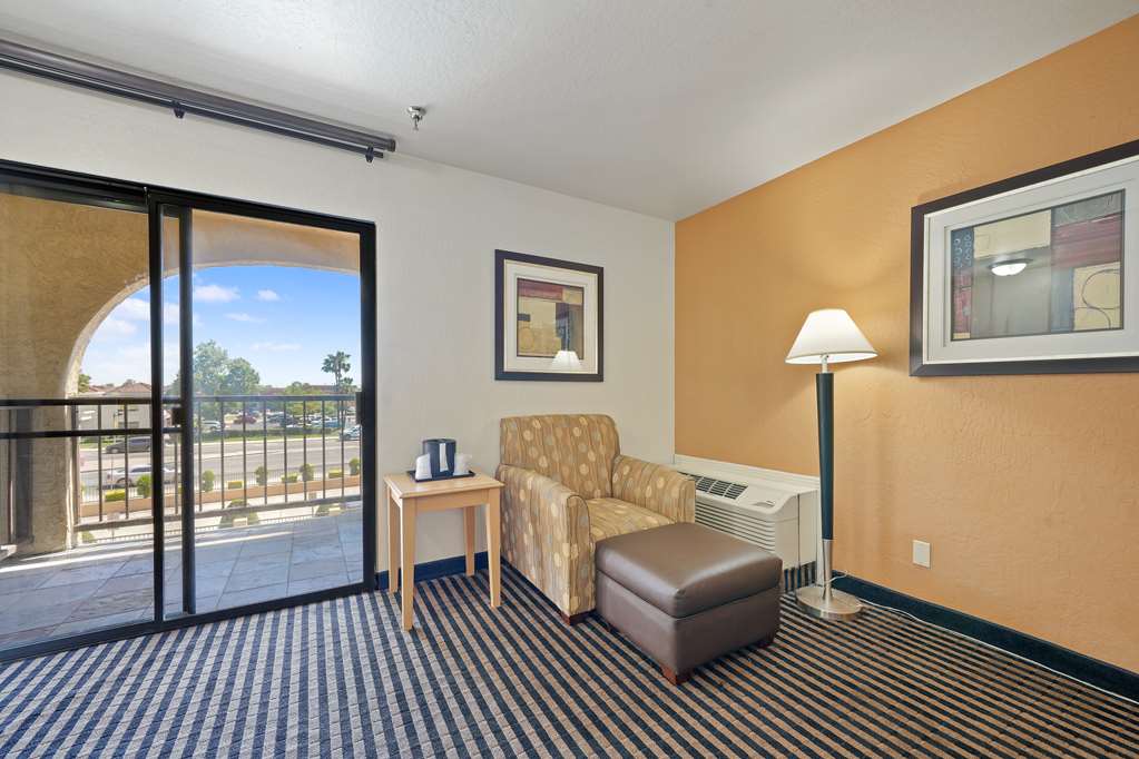 Best Western Plus Executive Inn & Suites - photo 35
