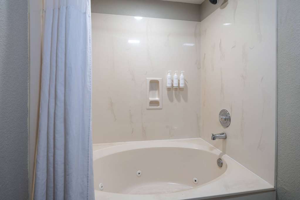 Days Inn & Suites by Wyndham Commerce - photo 28