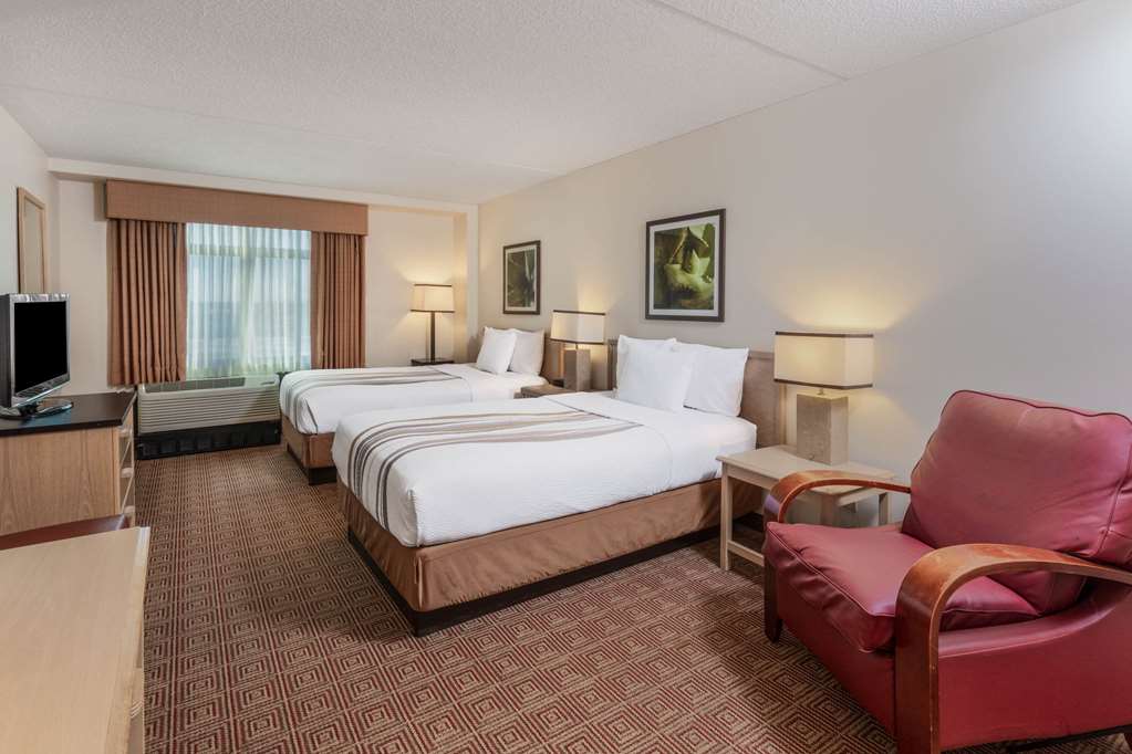 La Quinta Inn & Suites by Wyndham Garden City - photo 31