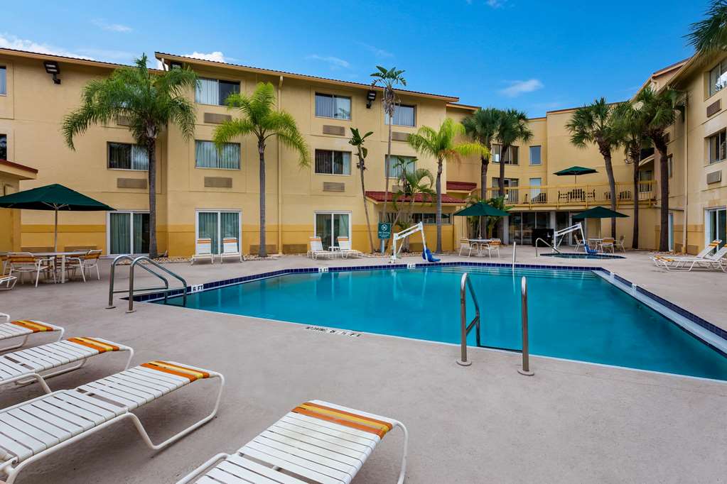 La Quinta Inn & Suites by Wyndham St. Pete Clearwater Airpt - photo 13