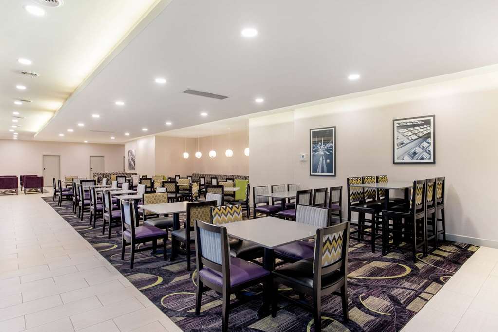 La Quinta Inn & Suites by Wyndham Indianapolis South - photo 31