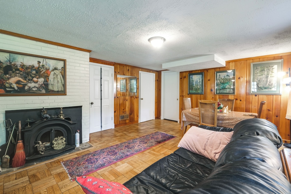3 Mi to NIH Spacious Bethesda Apt with Yard — 4-Star Luxury Hotel in Bethesda, United States