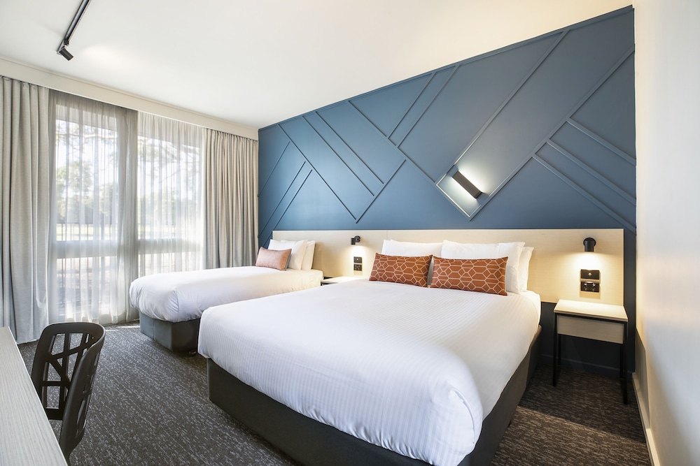 Nightcap At Sandown Park Hotel — Noble Park