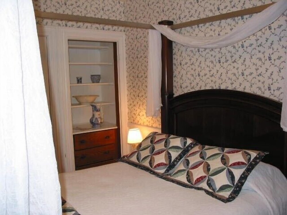 The Linden Tree Inn - photo 8