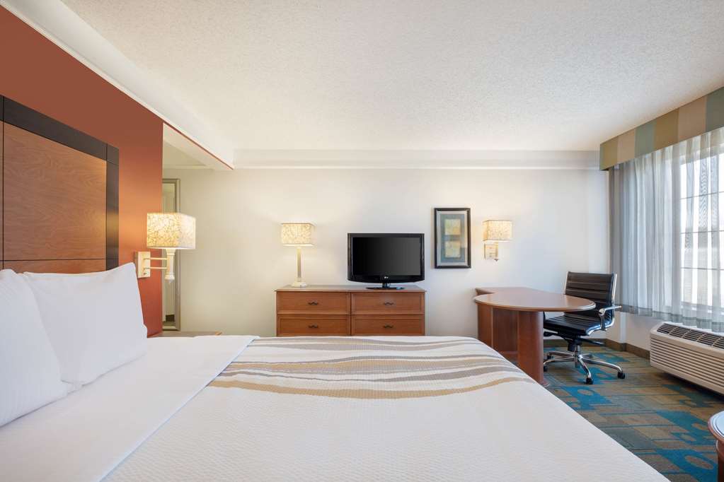 La Quinta Inn & Suites by Wyndham Ocala - photo 21