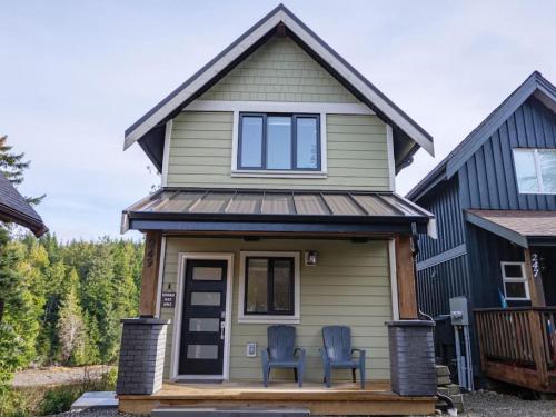 Storm Bay Family Home with Hot Tub and Inlet View — 4-Star Luxury Hotel in Ucluelet, Canada