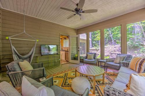 Hot Tub Soaks Starlit Smores Fireside Reads Nearby Golf Pools Trails Wandering Creek — Dawsonville