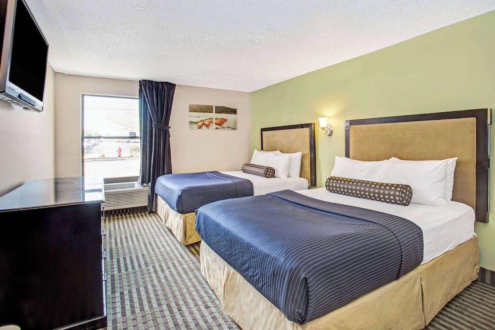 Days Inn by Wyndham Great Lakes Naval Base - photo 14