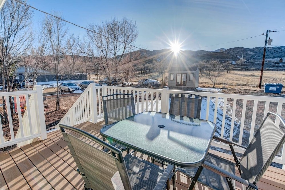 2BR Aptmt Parks Private Deck Mountain Views - featured photo