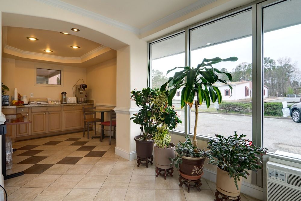 Econo Lodge Oyster Point - photo 27