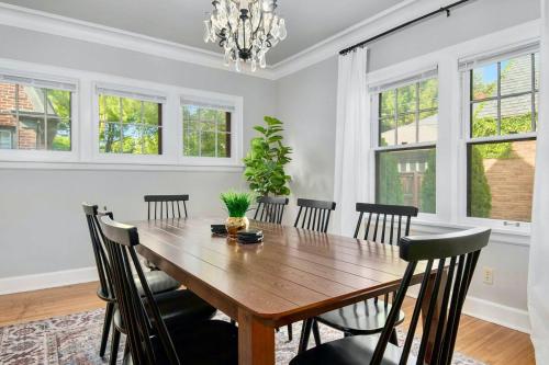 Elegant 3br Oasis In Dundee Close To Downtown — Omaha