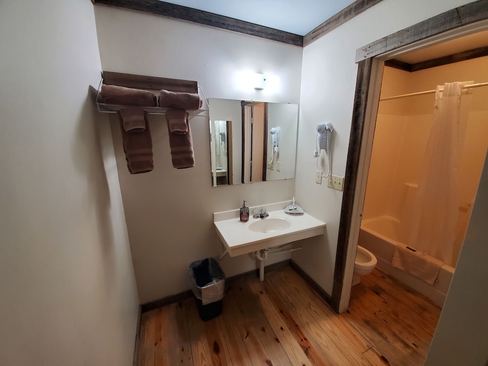 Jamesport Inn - photo 25