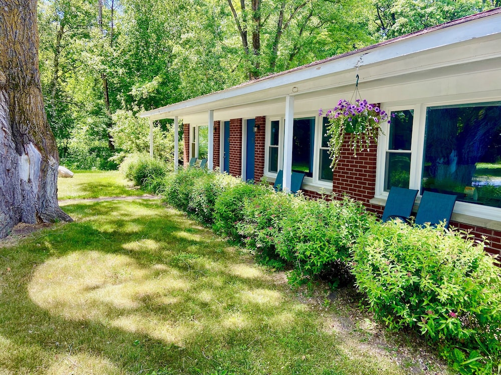 Elk Rapids Lakeshore Inn - photo 41