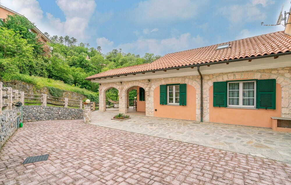 Villa Nicoletta — 4-Star Luxury Hotel in Garlenda, Italy