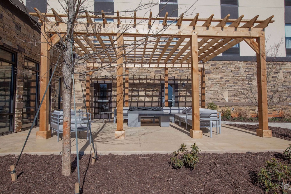 Hampton Inn Emerson LakePoint - photo 34
