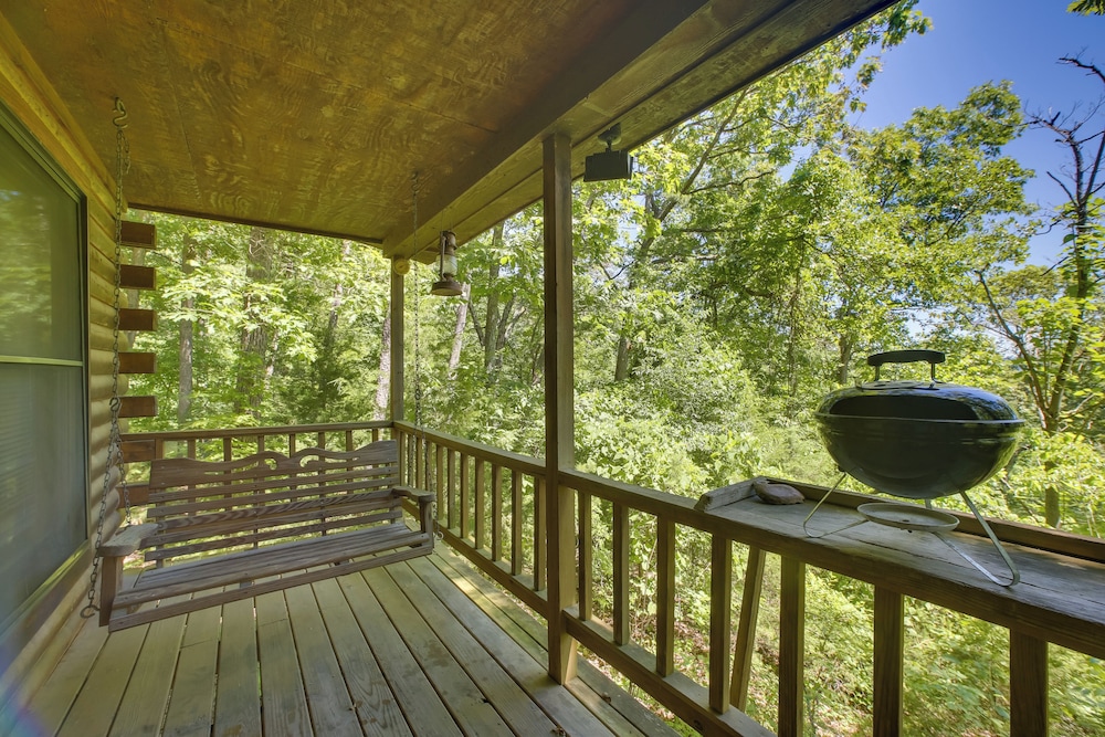 Secluded Studio with Deck about 8 Miles to Beaver Lake in Eureka Springs, United States