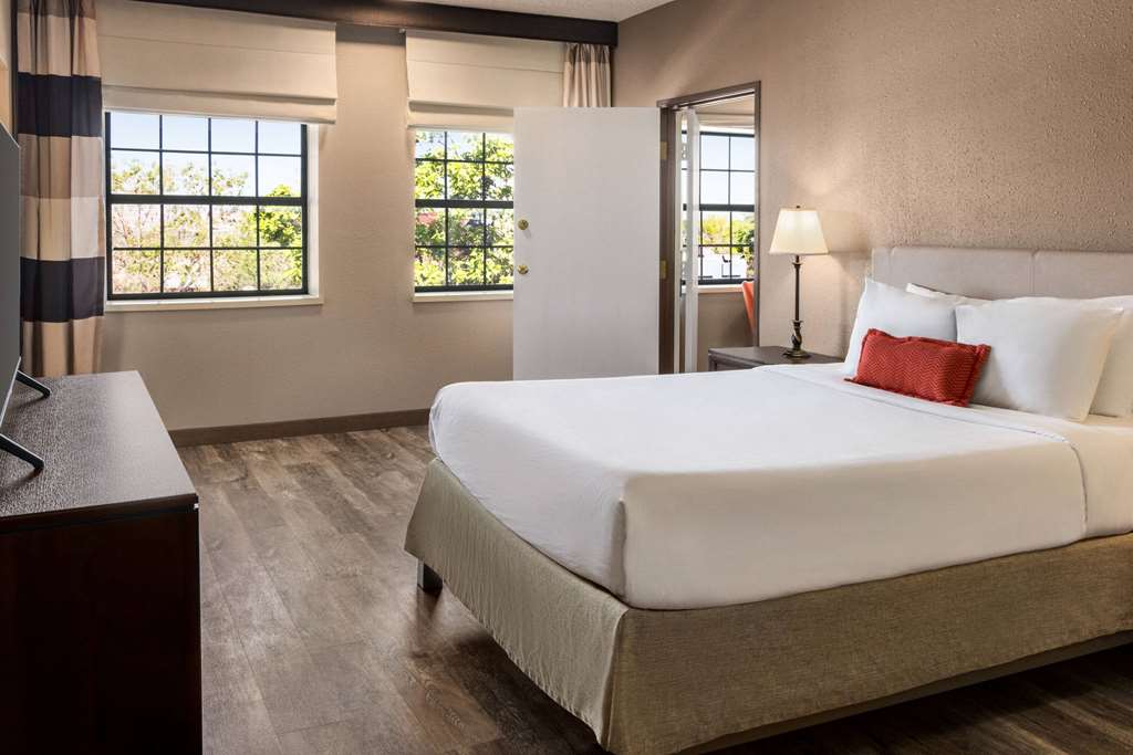 Ramada by Wyndham Albuquerque Airport - photo 37