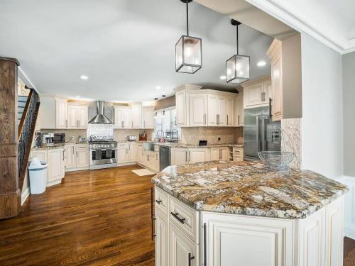 Shaker Prestige 4 000 sq ft Calm and Quiet — 4-Star Luxury Hotel in Shaker Heights, United States
