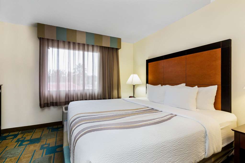La Quinta Inn & Suites by Wyndham St. Pete Clearwater Airpt - photo 44