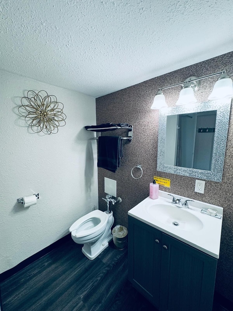 The Village Inn Hotel - photo 41