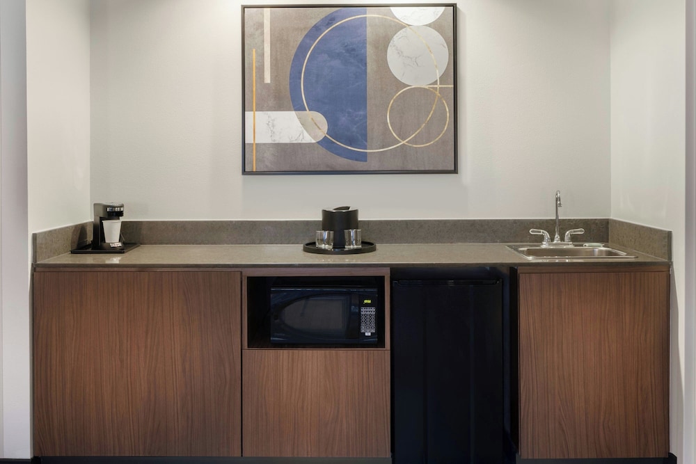 Courtyard by Marriott Springfield Airport - photo 11