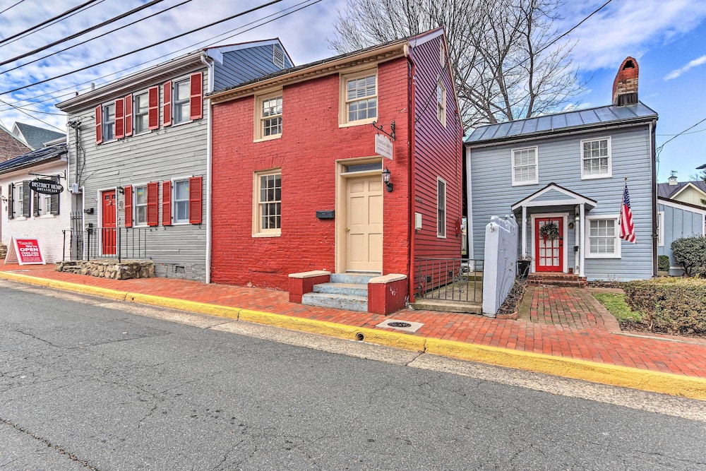 Townhome in Leesburg Historic District - featured photo