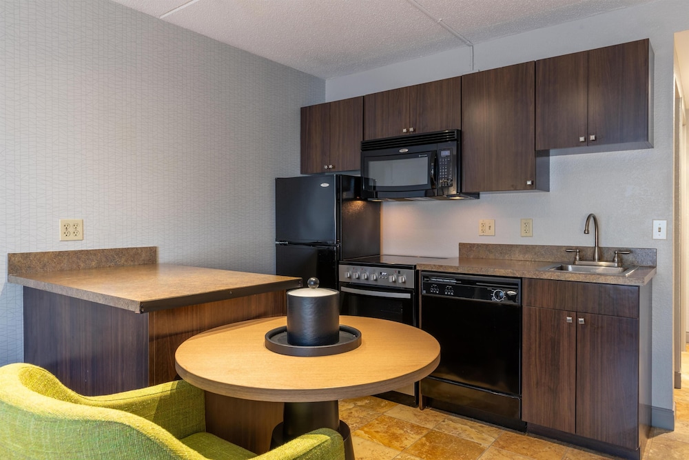 Hampton Inn Portsmouth Central - photo 25