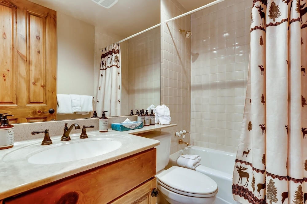 3BR Townhome Walk to Slopes & Kids Ski Free by Redawning - photo 13