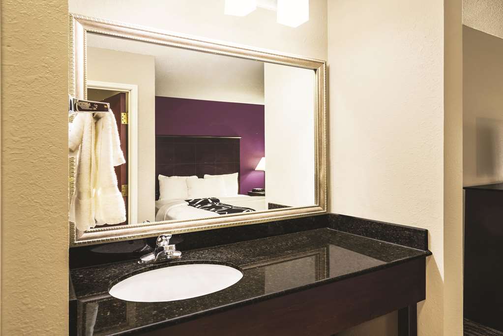 La Quinta Inn & Suites by Wyndham Louisville East - photo 19