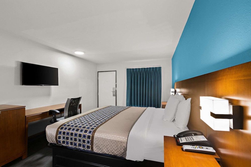 Econo Lodge Commerce - photo 19