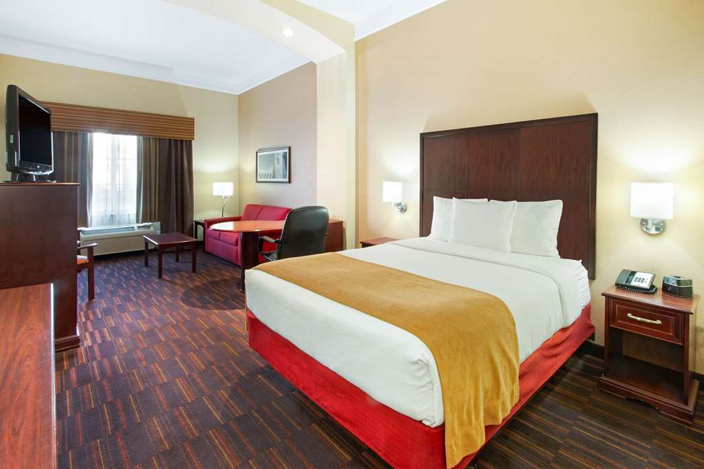 La Quinta Inn & Suites by Wyndham Albuquerque Midtown - photo 23