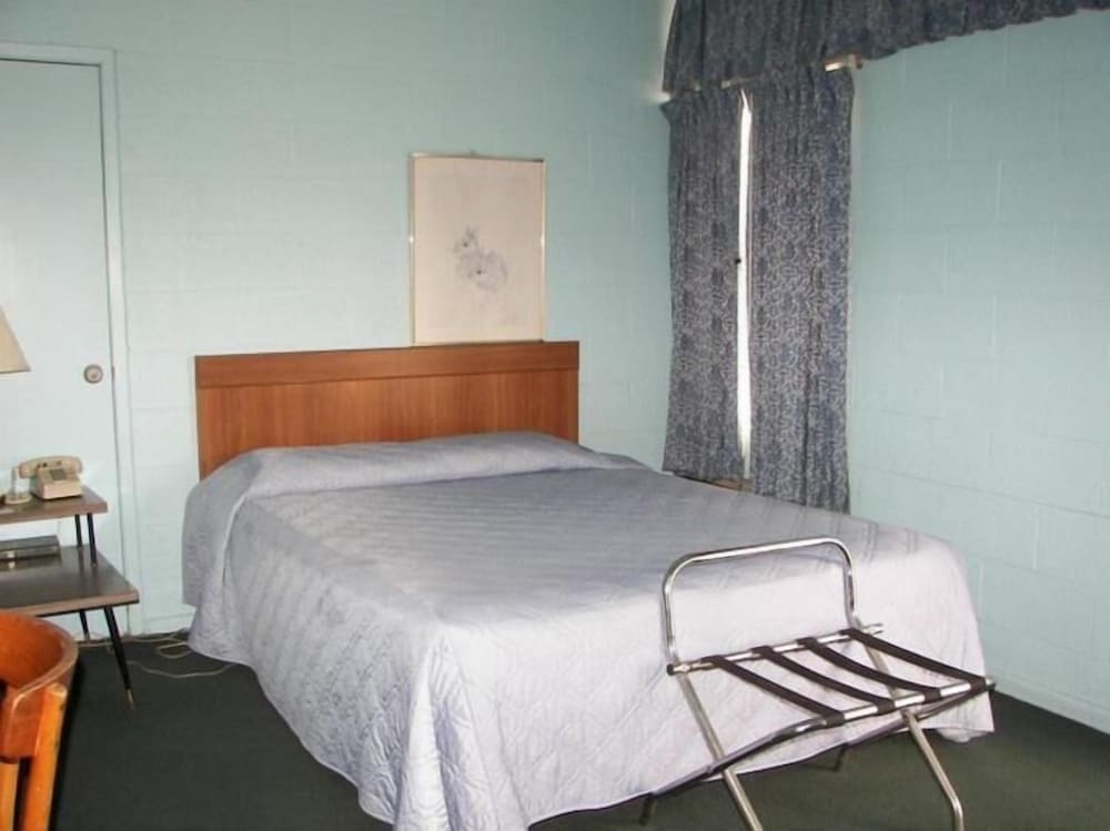 Holiday Host Motel - photo 2