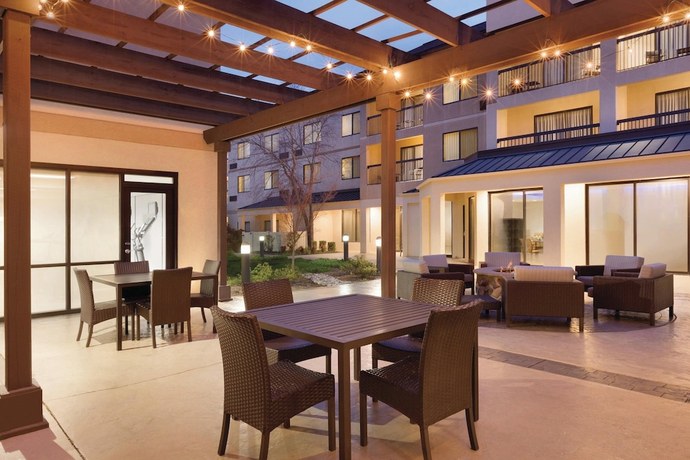 Courtyard by Marriott Charlotte Airport North - photo 32
