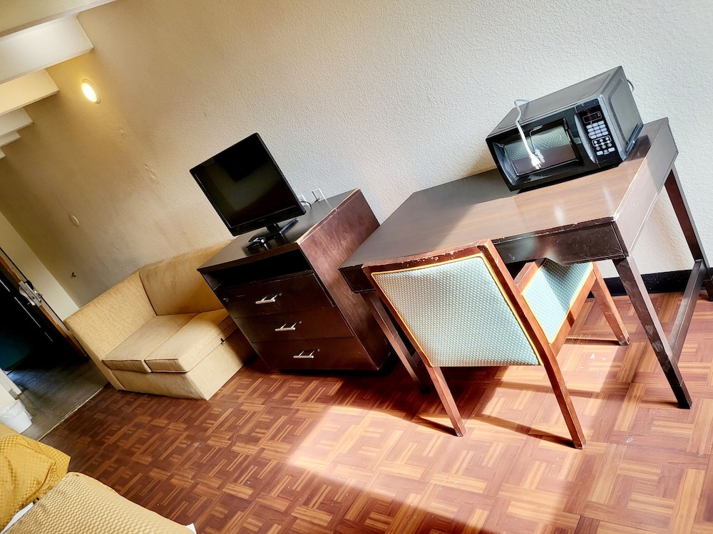 Metro Inn & Suites - photo 15