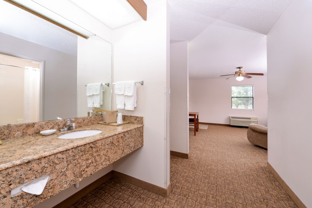Briarwood Inn Of Geneva - photo 18