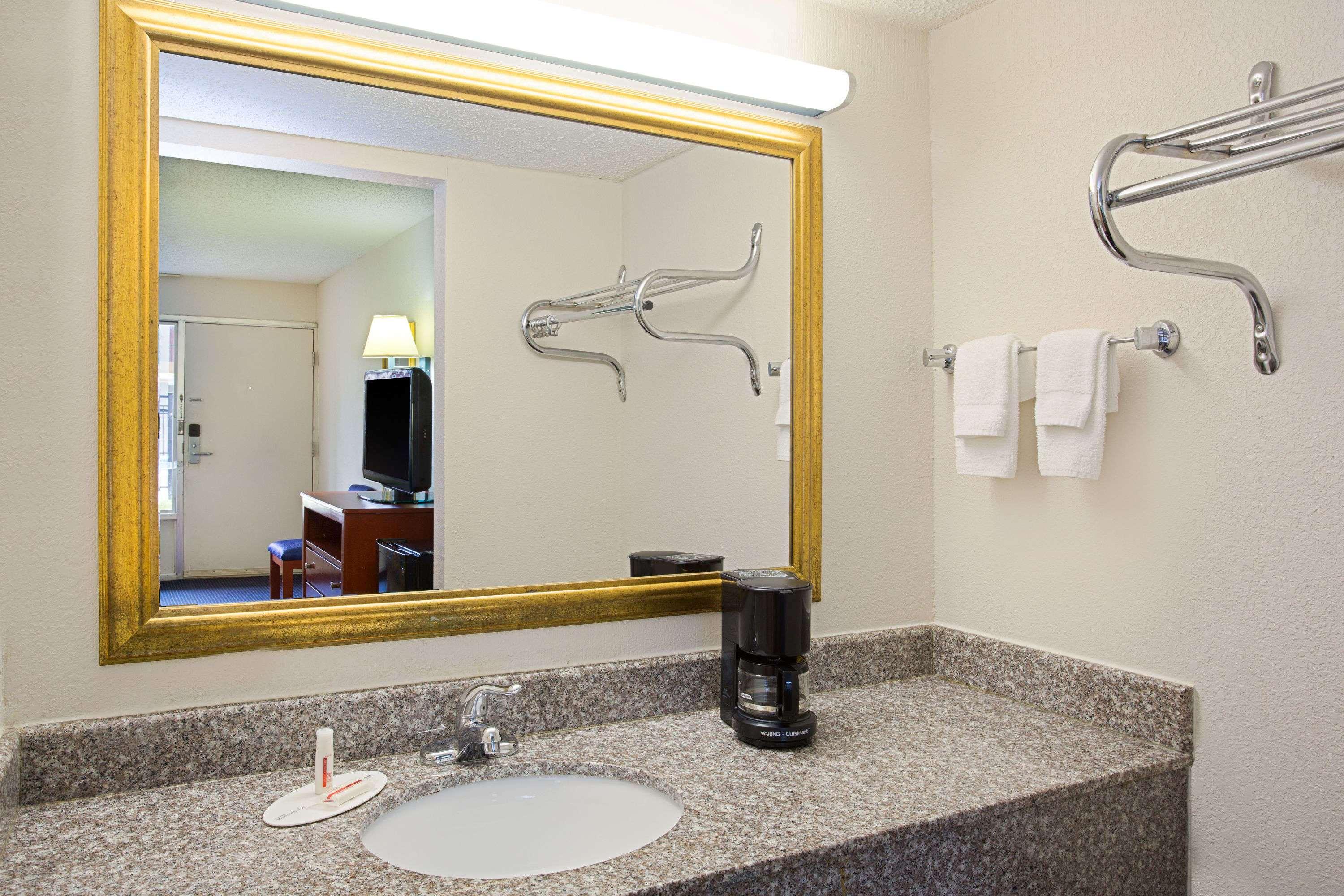 Days Inn by Wyndham Tallahassee Government Center - photo 20