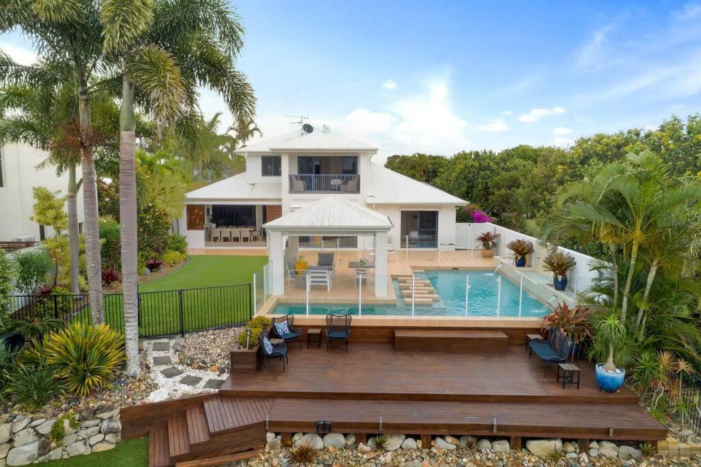 Stunning Waterfront Coastal Retreat Sleeps 13 — hotel in Twin Waters