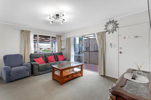 Homespun Unit with deck air con and parking in Auckland, New Zealand