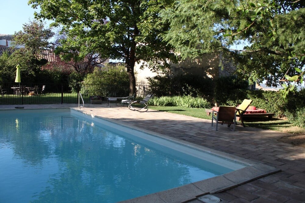 Les Aires Passag res — hotel in Sernhac