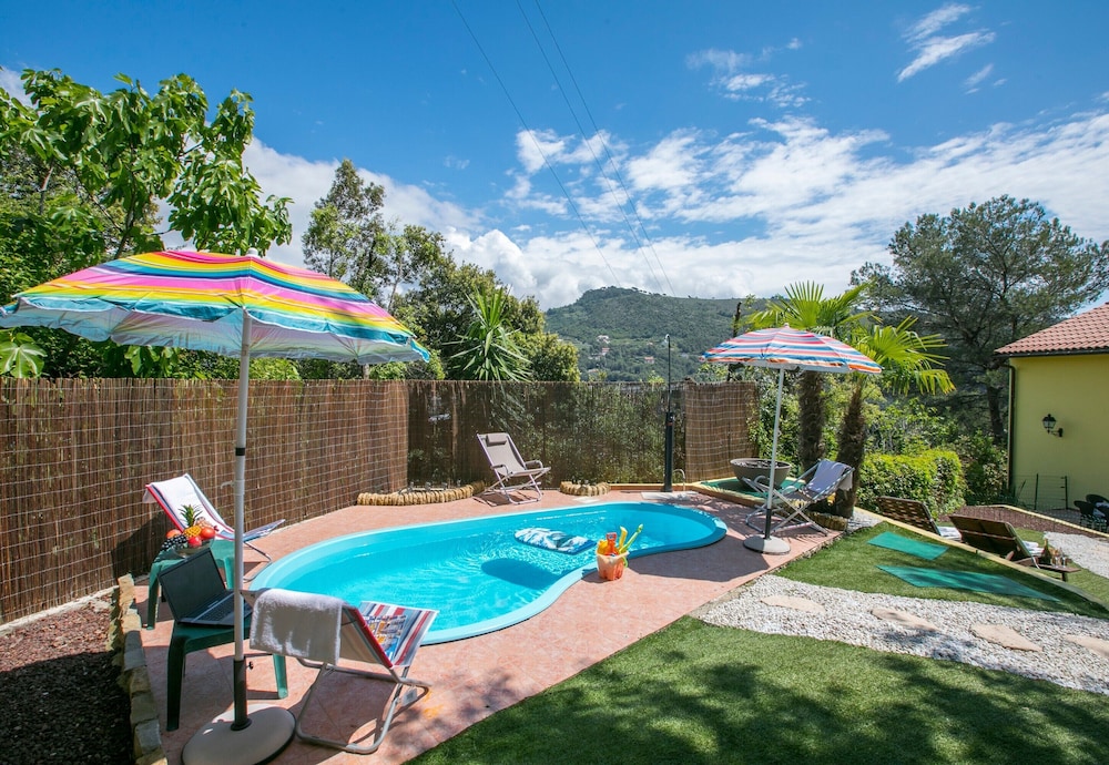 Villa Monte Enrico Pool And Whirlpool — 4-Star Luxury Hotel in Camporosso, Italy