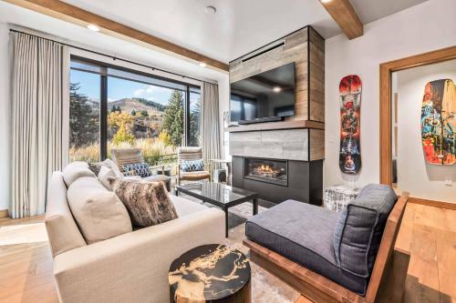 Riverfront Lodge 104 by East West Hospitality — 4-Star Luxury Hotel in Avon, United States