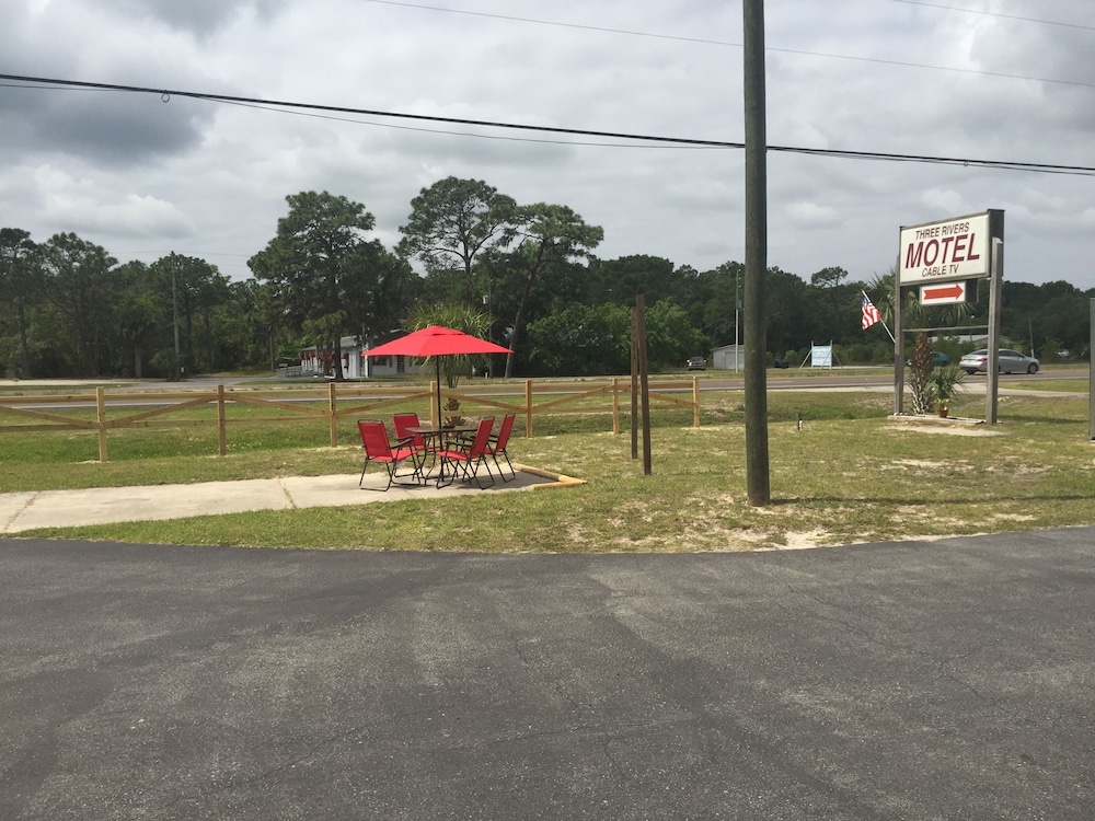 Three Rivers Motel - photo 18