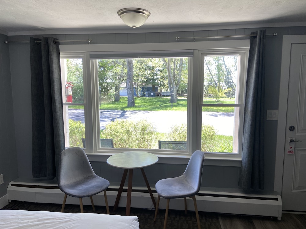 Elk Rapids Lakeshore Inn - photo 11