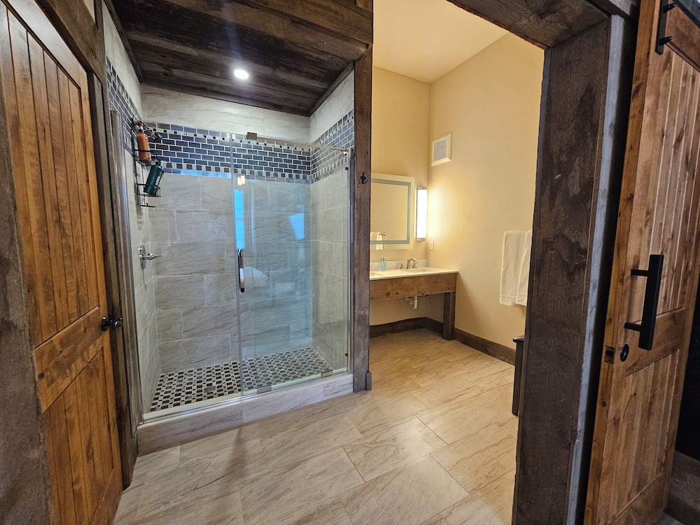 Eaglescape Suites and Event Center - photo 27