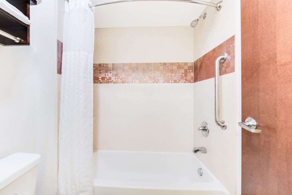 Super 8 by Wyndham Cotulla TX - photo 8
