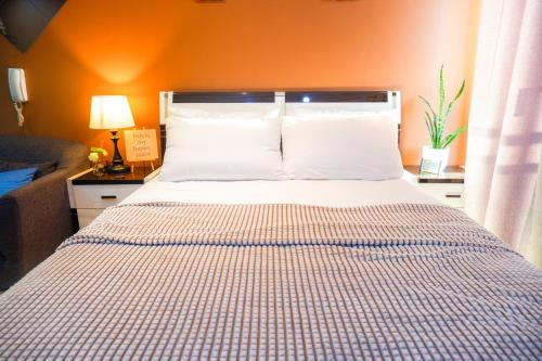 Studio in Makati Fast WiFi Big Balcony Pool and Gym Access — 4-Star Luxury Hotel in Manila, Philippines