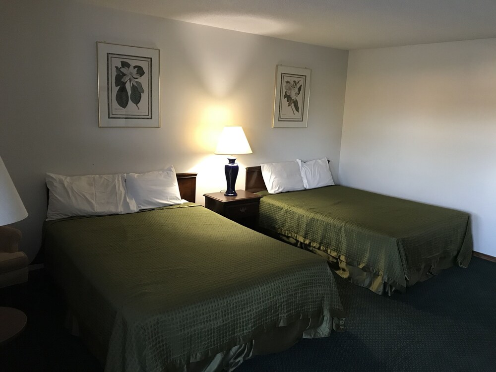 Colonial Inn Dyersville - photo 8