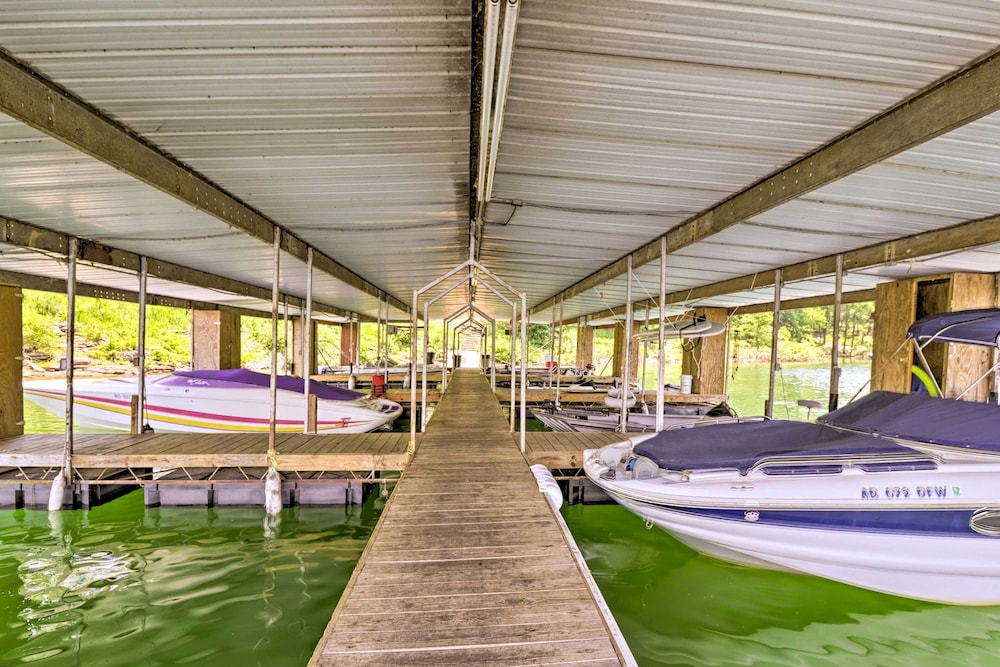 Devils Fork Resort Cabin w Designated Boat Slip - carbon neutral hotel in Fairfield Bay